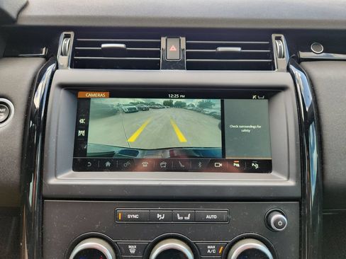 Used 2020 Land Rover Discovery SE AWD/4WD image 17