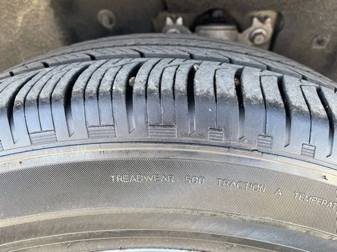 Used 2024 Ford Explorer XLT image 7