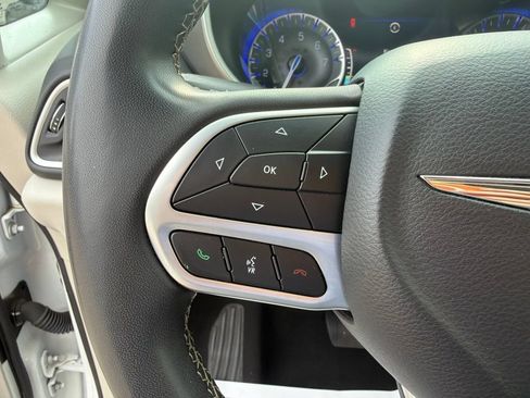 Used 2022 Chrysler Pacifica Touring-L FWD image 22
