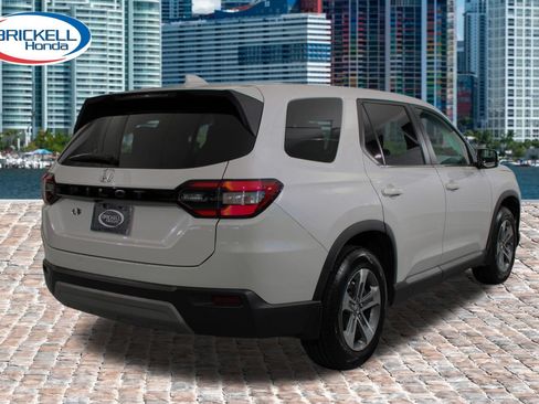 Used 2025 Honda Pilot EX-L image 3