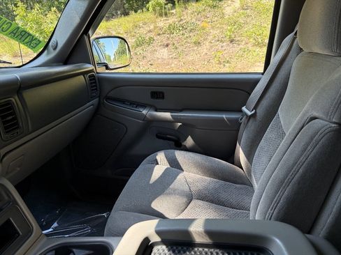 Used 2004 Chevrolet Tahoe LS w/ Preferred Equipment Group AWD/4WD image 12