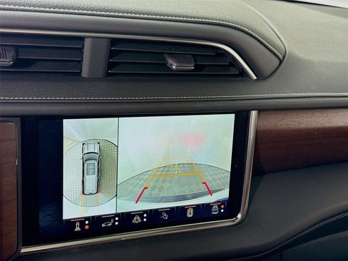 Used 2024 GMC Yukon Denali Ultimate AWD/4WD image 8