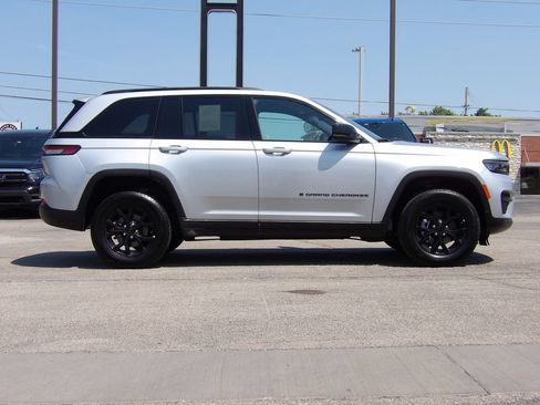 Used 2025 Jeep Grand Cherokee Altitude AWD/4WD image 31