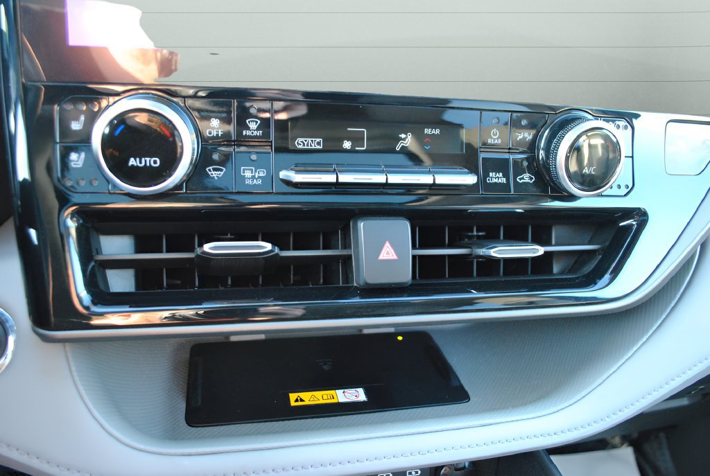 Used 2023 Toyota Highlander Limited AWD/4WD image 24