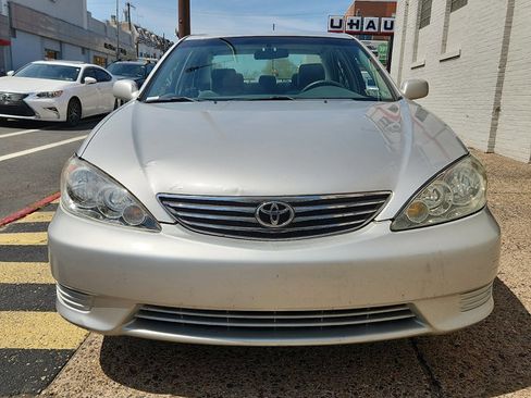 Used 2005 Toyota Camry XLE image 2