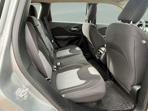 Used 2016 Jeep Cherokee Sport image 32