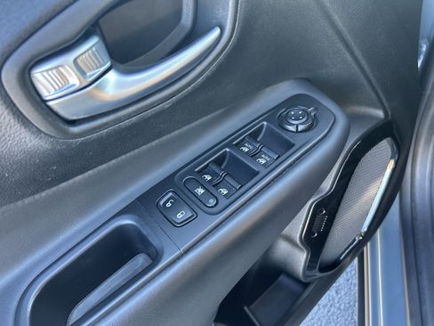 Used 2018 Jeep Renegade Altitude image 23