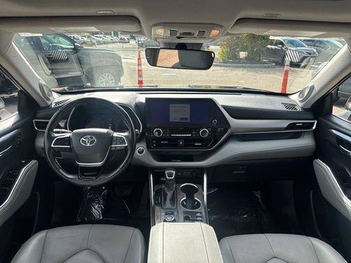 Used 2024 Toyota Highlander Limited AWD/4WD image 12