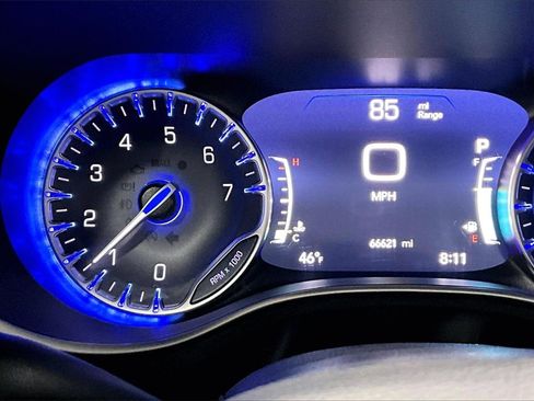 Used 2022 Chrysler Pacifica Touring-L image 14