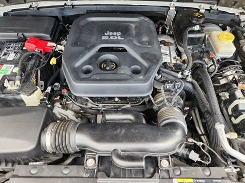 Used 2019 Jeep Wrangler Unlimited Sahara w/ Safety Group AWD/4WD image 32