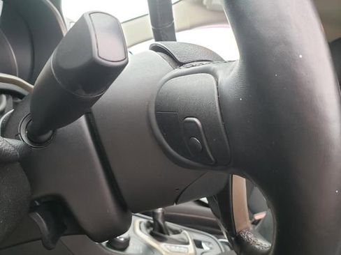 Used 2015 Jeep Cherokee Latitude w/ Cold Weather Group image 21