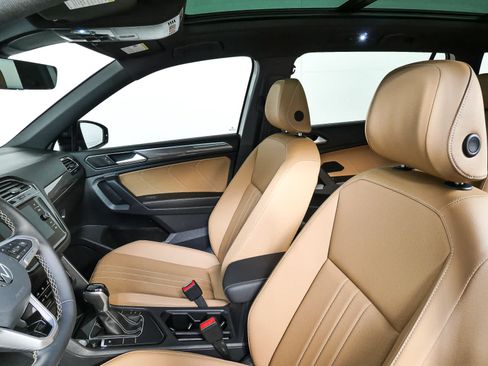 Certified 2023 Volkswagen Tiguan SE R-Line FWD image 8
