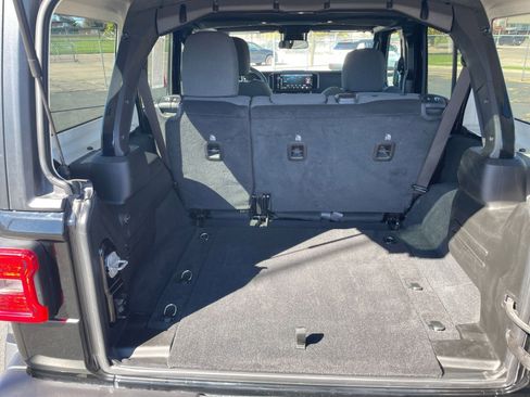 Used 2025 Jeep Wrangler Unlimited Rubicon image 31