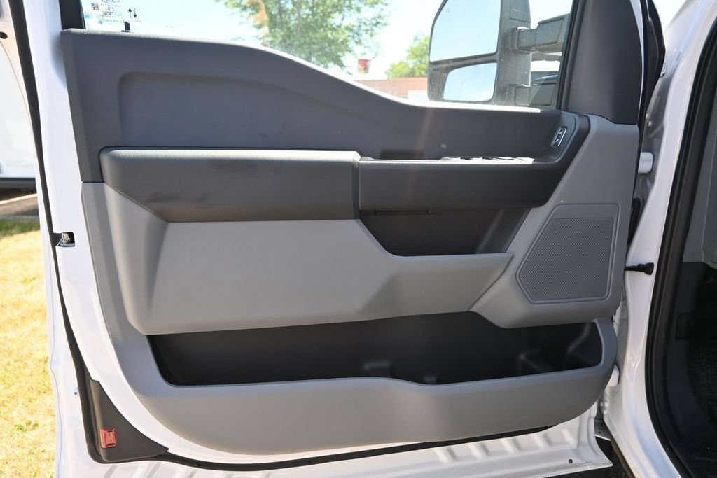 New 2026 Ford F550 4x4 Supercab Super Duty image 13