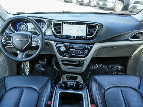 Used 2024 Chrysler Pacifica Touring-L image 12