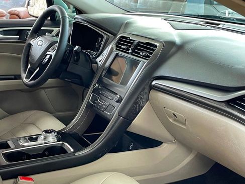 Used 2017 Ford Fusion SE w/ Fusion SE Technology Package image 20