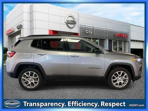 Used 2022 Jeep Compass Latitude AWD/4WD image 5