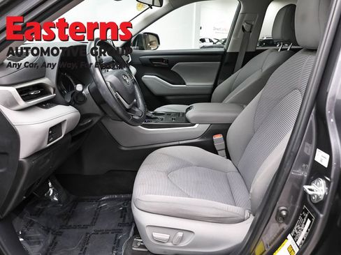 Used 2022 Toyota Highlander LE image 14