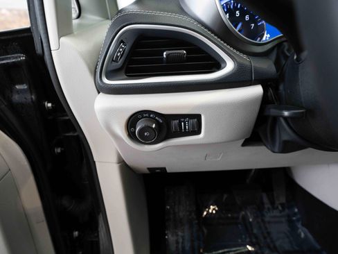 Used 2022 Chrysler Pacifica Touring-L image 10