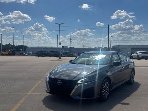 Certified 2025 Nissan Altima 2.5 SV FWD image 8