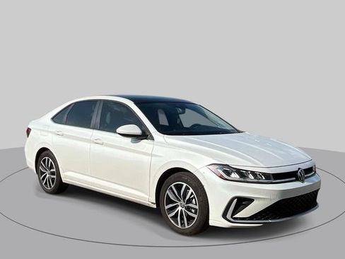 Used 2025 Volkswagen Jetta SE FWD image 1