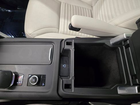 Used 2025 Land Rover Discovery S image 27