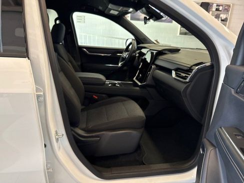 Used 2025 GMC Acadia Elevation image 29