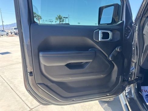 Certified 2022 Jeep Gladiator Sport AWD/4WD image 18