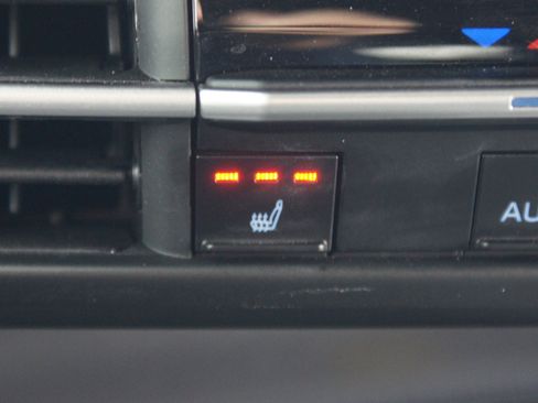 Used 2023 Toyota Sienna XLE Woodland Edition image 9