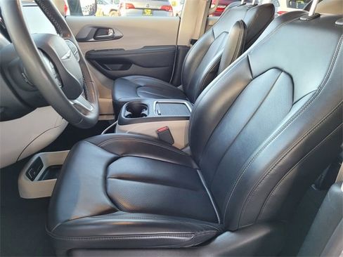 Certified 2023 Chrysler Pacifica Touring-L image 15