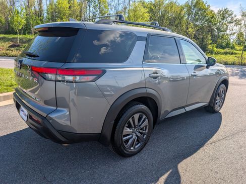 Used 2023 Nissan Pathfinder SV image 5