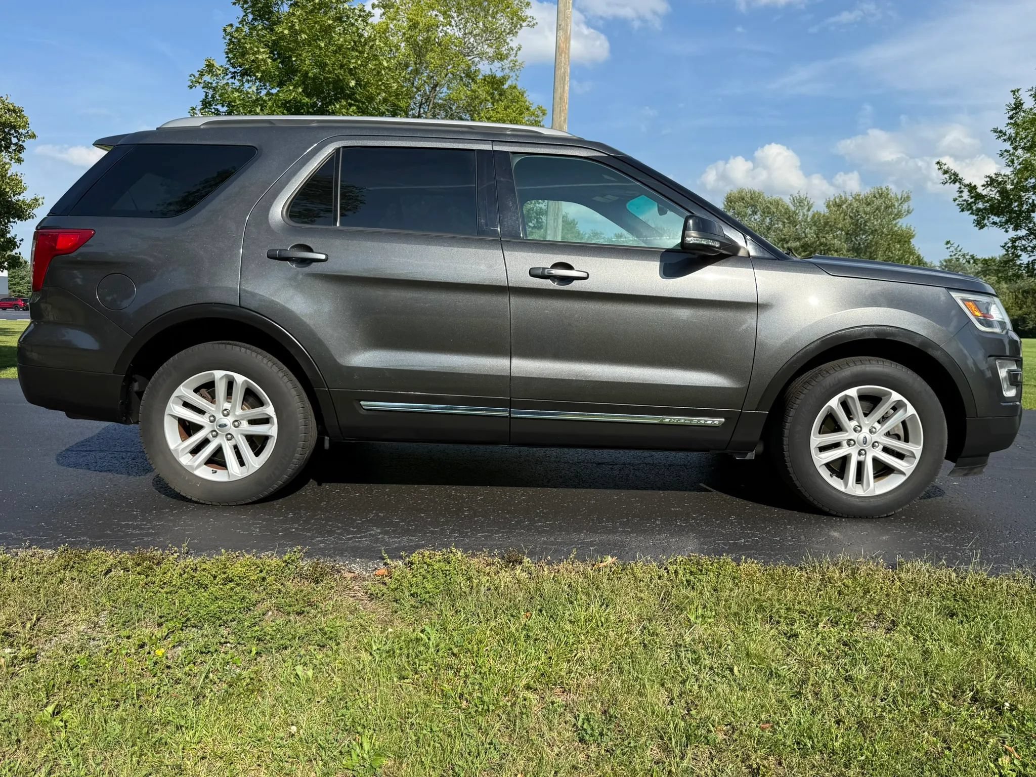 Used 2017 Ford Explorer XLT w/ Equipment Group 201A FWD image 4