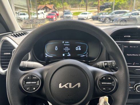 Used 2025 Kia Soul LX w/ LX Technology Package FWD image 25