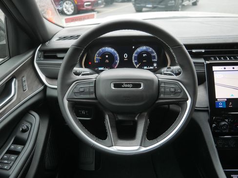 New 2025 Jeep Grand Cherokee Limited image 11