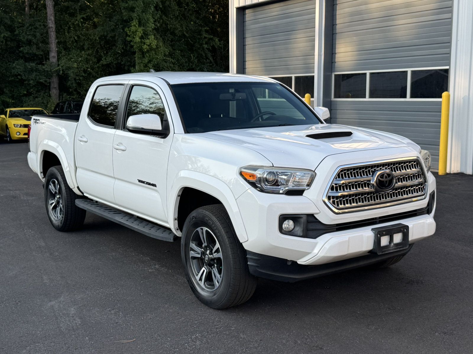 Used 2017 Toyota Tacoma TRD Sport w/ Tow Package RWD image 3