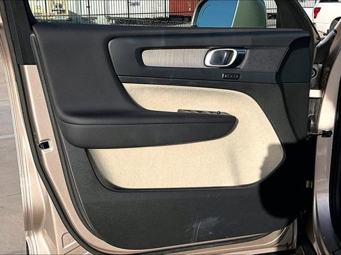 Used 2023 Volvo XC40 B4 Plus w/ Protection Package Premier image 23