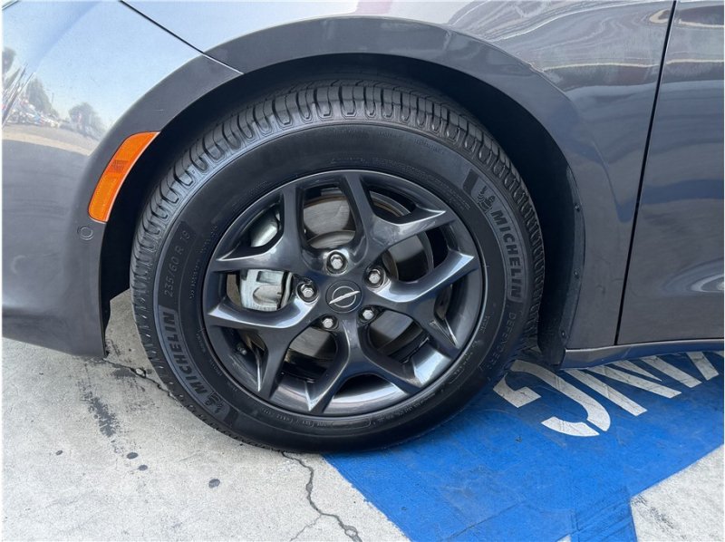 Used 2019 Chrysler Pacifica Touring-L Plus w/ Advanced Safetytec Group FWD image 11