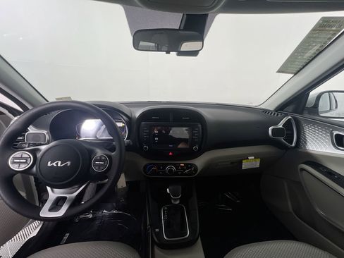 Used 2025 Kia Soul LX w/ LX Technology Package FWD image 28