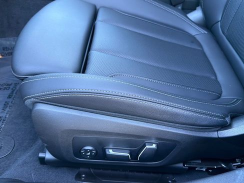 Used 2025 BMW 330i Sedan w/ Premium Package RWD image 14