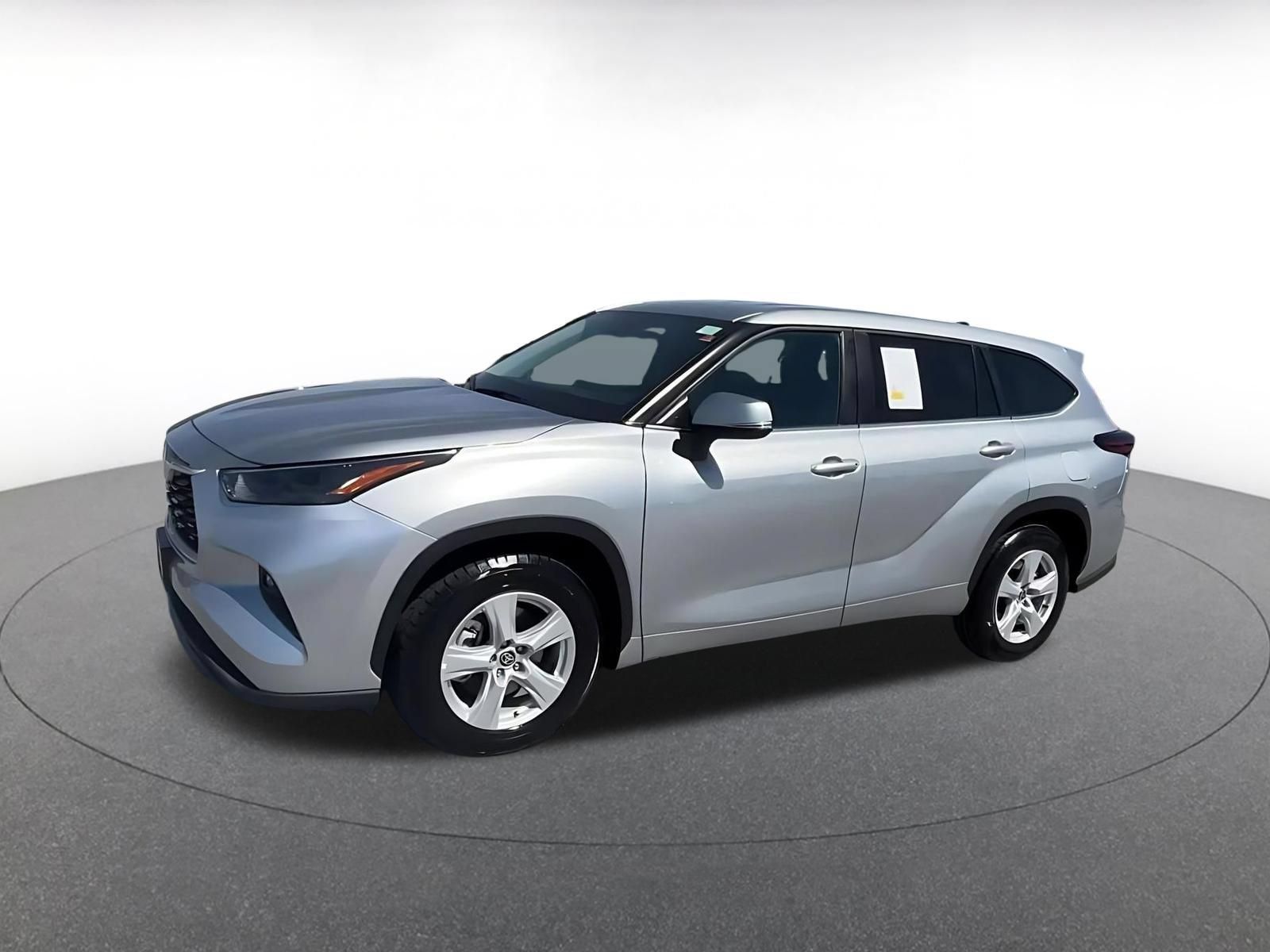 Used 2025 Toyota Highlander LE FWD image 7