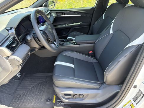 Used 2025 Toyota Camry SE FWD image 9