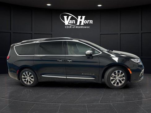 Used 2023 Chrysler Pacifica Pinnacle FWD image 8