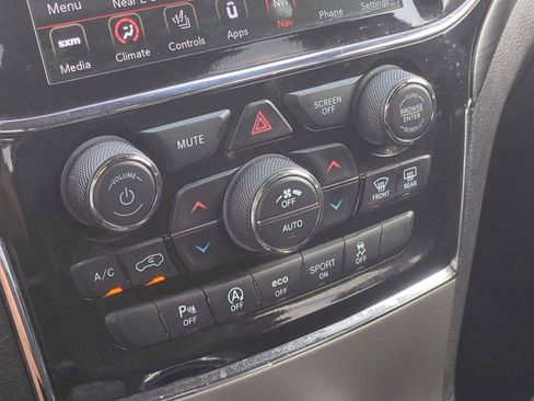 Used 2022 Jeep Grand Cherokee Laredo X RWD image 18