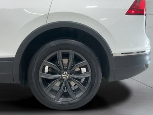 Certified 2024 Volkswagen Tiguan SE w/ Panoramic Sunroof Package AWD/4WD image 28