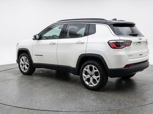 Used 2025 Jeep Compass Latitude AWD/4WD image 6