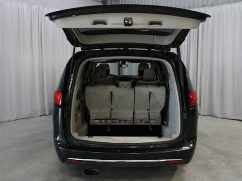 Used 2018 Chrysler Pacifica Touring-L Plus FWD image 36