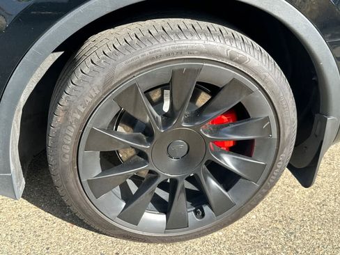 Used 2022 Tesla Model Y Long Range image 18