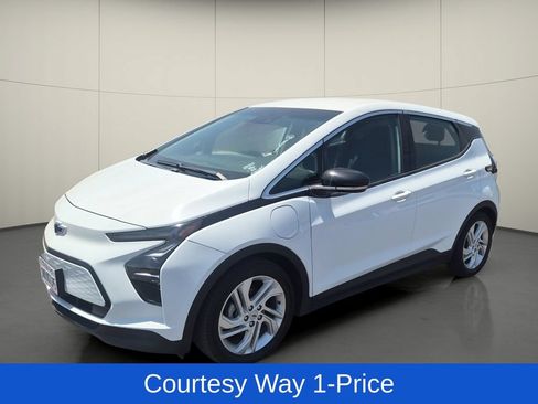Used 2023 Chevrolet Bolt LT w/ Driver Confidence Package FWD image 4