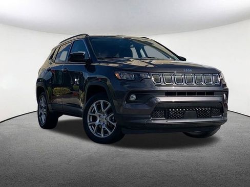 Used 2022 Jeep Compass Latitude image 2