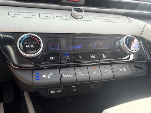 Certified 2025 Hyundai Elantra Limited FWD image 35